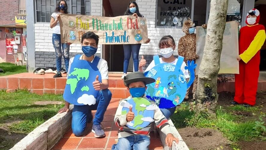La siembra busca embellecer cinco CAI de la ciudad. . Foto: Policia Metropolitana de Tunja
