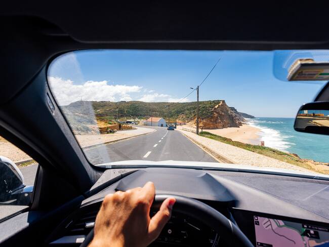 Imagen de referencia de persona manejando un vehículo. Foto: Getty Images.