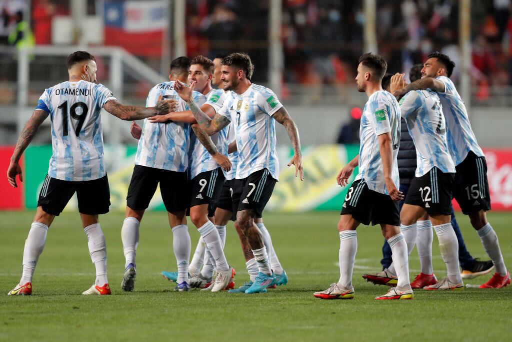 Argentina deja al borde de la eliminación a Chile tras ganarle 1-2. Foto: Javier Torres-Pool/Getty Images.