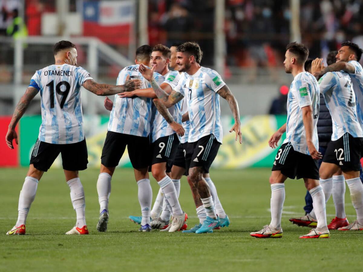 Argentina deja al borde de la eliminación a Chile tras ganarle 1-2