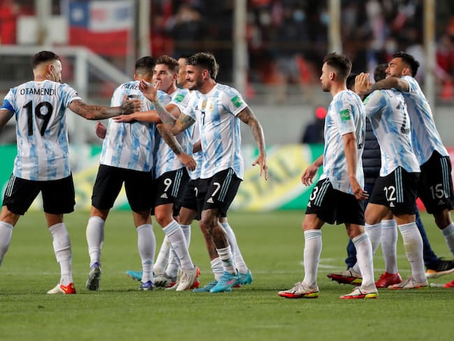 Argentina deja al borde de la eliminación a Chile tras ganarle 1-2. Foto: Javier Torres-Pool/Getty Images.