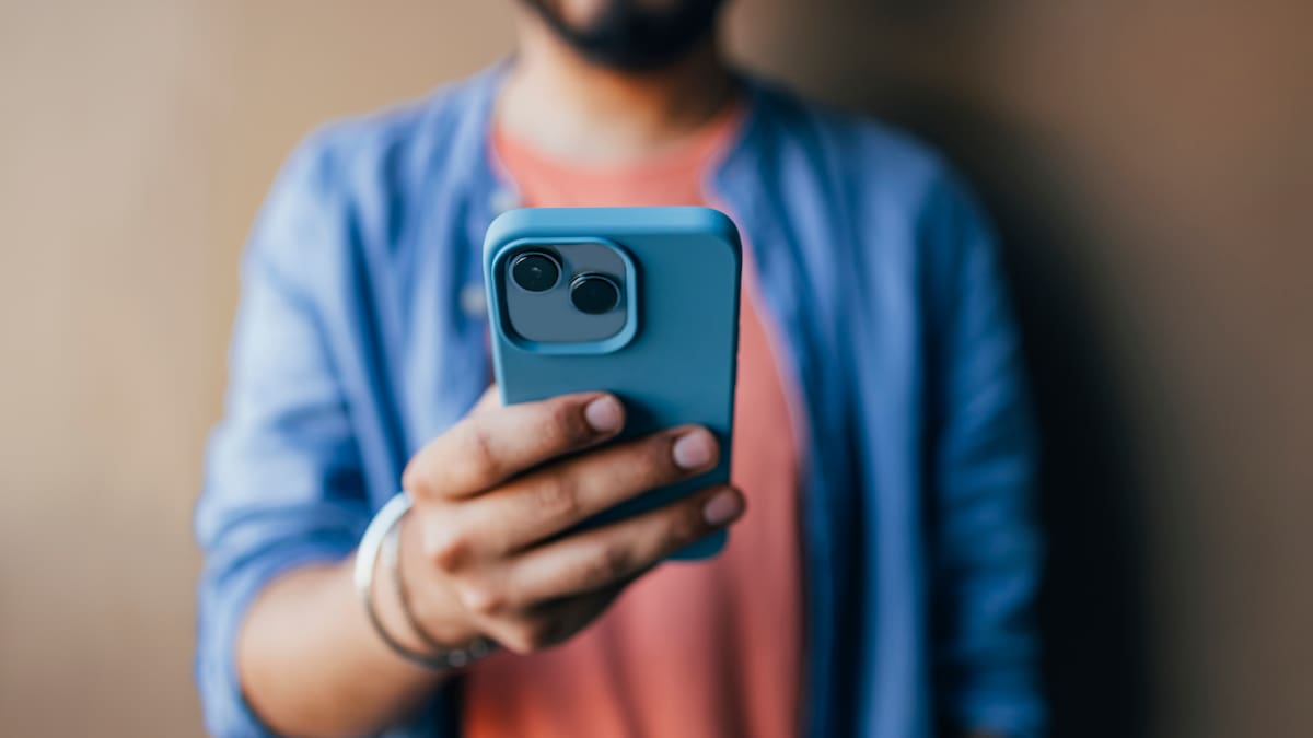 ¿Podrían espiarlo por la cámara de su celular? Así puede desactivarla