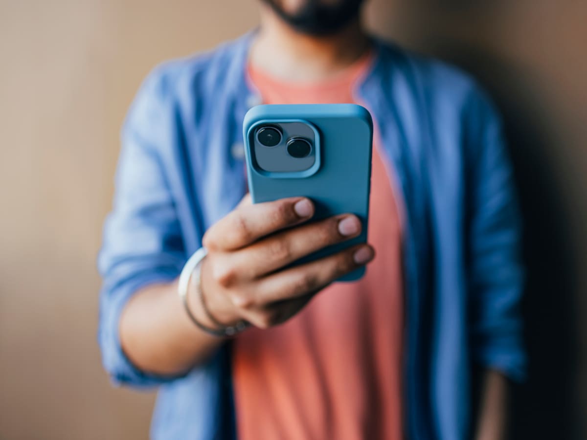 ¿Podrían espiarlo por la cámara de su celular? Así puede desactivarla