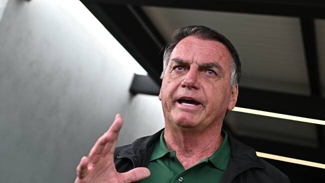 AME2376. BRASILIA (BRASIL), 25/03/2025.- El expresidente de Brasil Jair Bolsonaro (2019-2022) habla a su llegada al aeropuerto de Brasilia este martes, en Brasilia (Brasil). La Primera Sala de la Corte Suprema de Brasil inició la primera de las tres audiencias en las que decidirá si acepta la denuncia contra Bolsonaro y otros siete acusados por intento de golpe de Estado. EFE/ Andre Borges