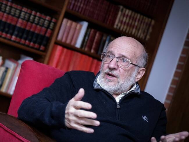 En diálogo con Daniel Samper Ospina y Daniel Coronell, el columnista aseguró que no está decepcionado del rol que ha tenido Sergio Fajardo, por quien votó en primera vuelta.. Foto: Colprensa