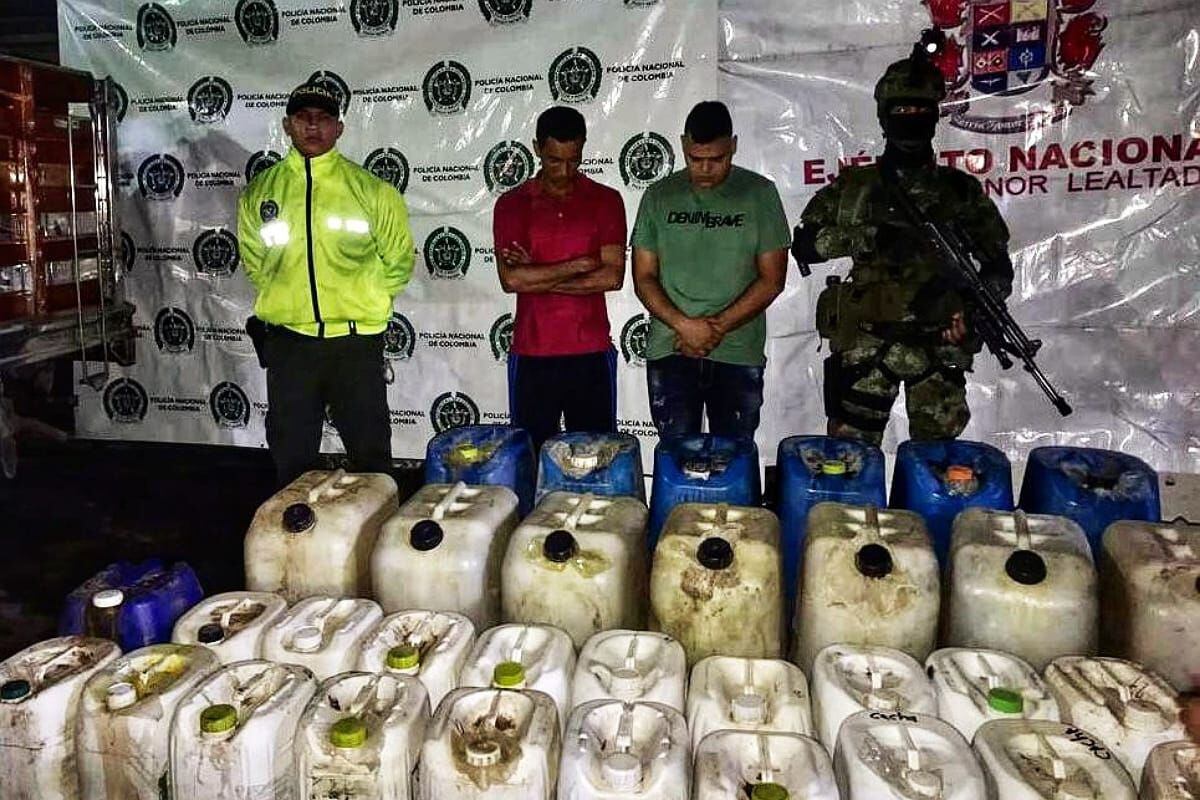 En el lugar se encontraron 800 kilogramos del alucinógeno avaluado en dos mil millones de pesos.También fueron incautados 200 galones de combustible. Crédito: Ejército Nacional. 