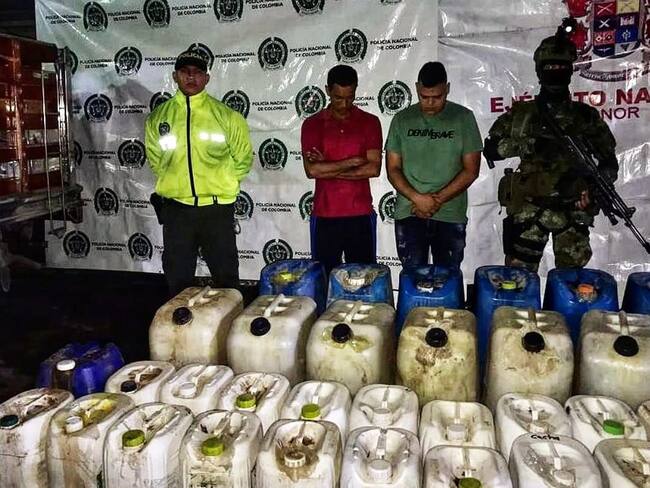 En el lugar se encontraron 800 kilogramos del alucinógeno avaluado en dos mil millones de pesos.También fueron incautados 200 galones de combustible. Crédito: Ejército Nacional.