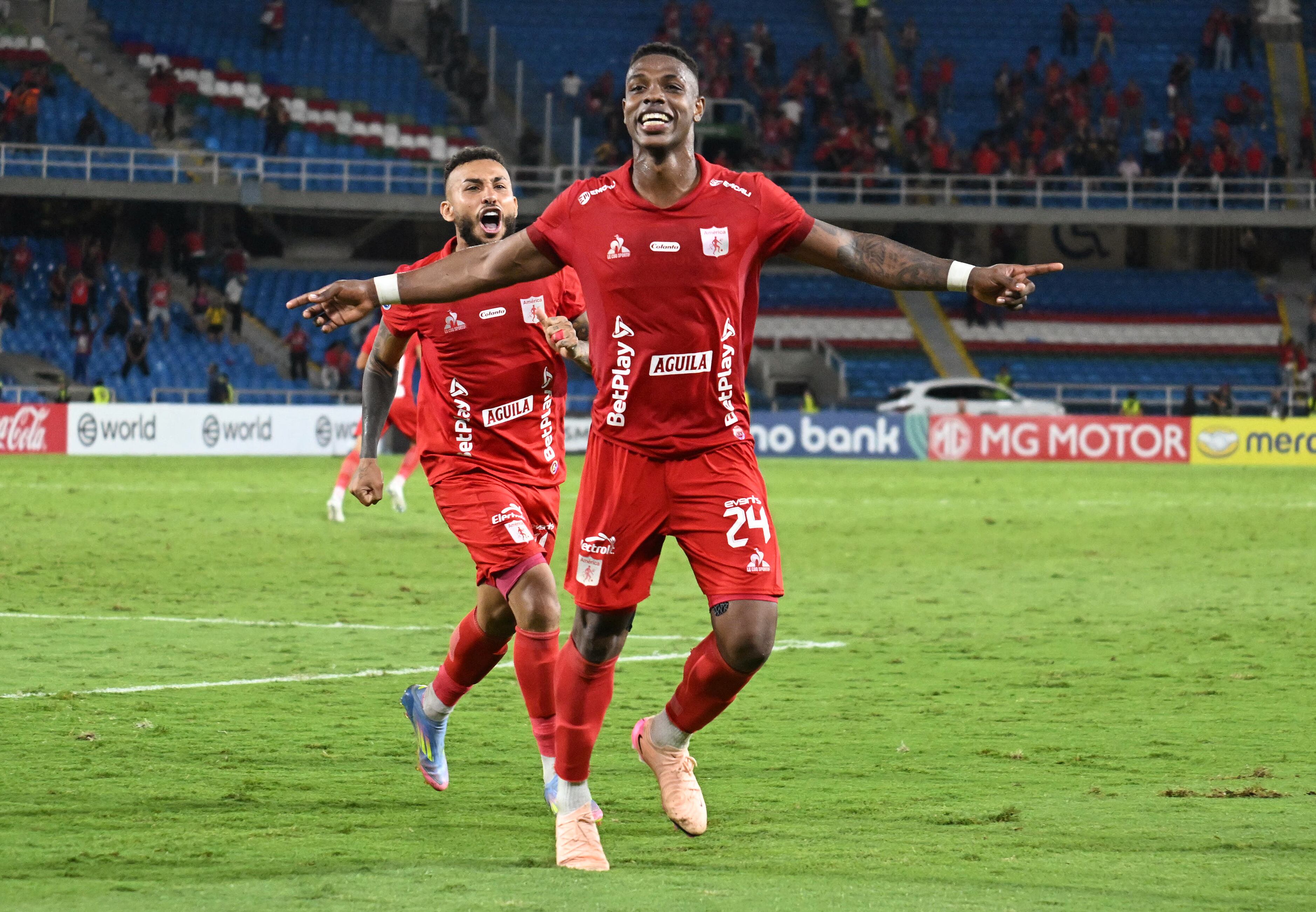 Defensor de América de Cali, Jean Pestaña, celebra el gol de la clasificación ante el Racing de Uruguay por la Copa Sudamericana. FOTO: JOAQUIN SARMIENTO/AFP via Getty Images