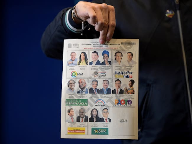 Tarjetón de las elecciones presidenciales 2022 (Photo by Raul ARBOLEDA / AFP) (Photo by RAUL ARBOLEDA/AFP via Getty Images)