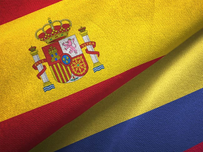 Imagen de referencia de las banderas de Colombia y España. Foto: Oleksii Liskonih/Getty Images
