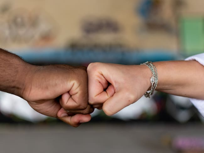 Apretar manos imagen. Foto: Getty Images.