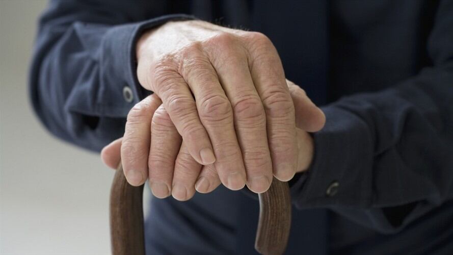 La transferencia será de $160.000 para cada adulto mayor, que corresponde al subsidio de marzo. Foto: Getty Images / JOSÉ LUIS PELÁEZ