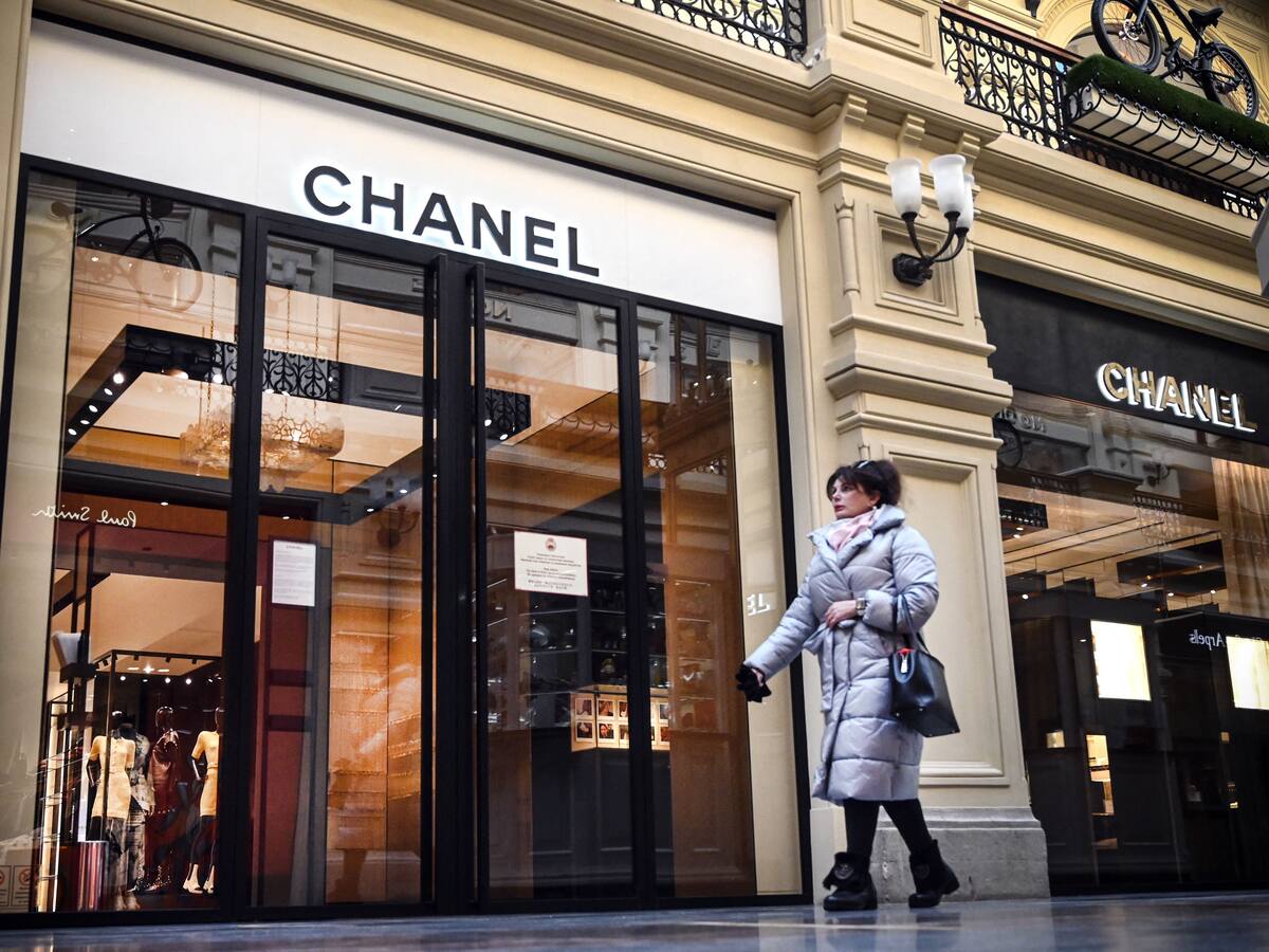 Chanel restringe la venta de sus artículos de lujo a los rusos