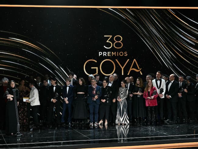 Miembros de la película La Sociedad de la Nieve en los Premios Goya. (Photo by JAVIER SORIANO/AFP via Getty Images)