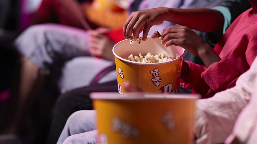 Los cines de Nueva York reabrirán tras un año de cierre. Foto: Getty Images