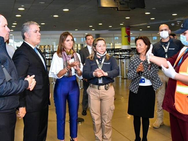 Duque inspeccionó protocolos en El Dorado para prevenir el Coronavirus. Foto: Presidencia