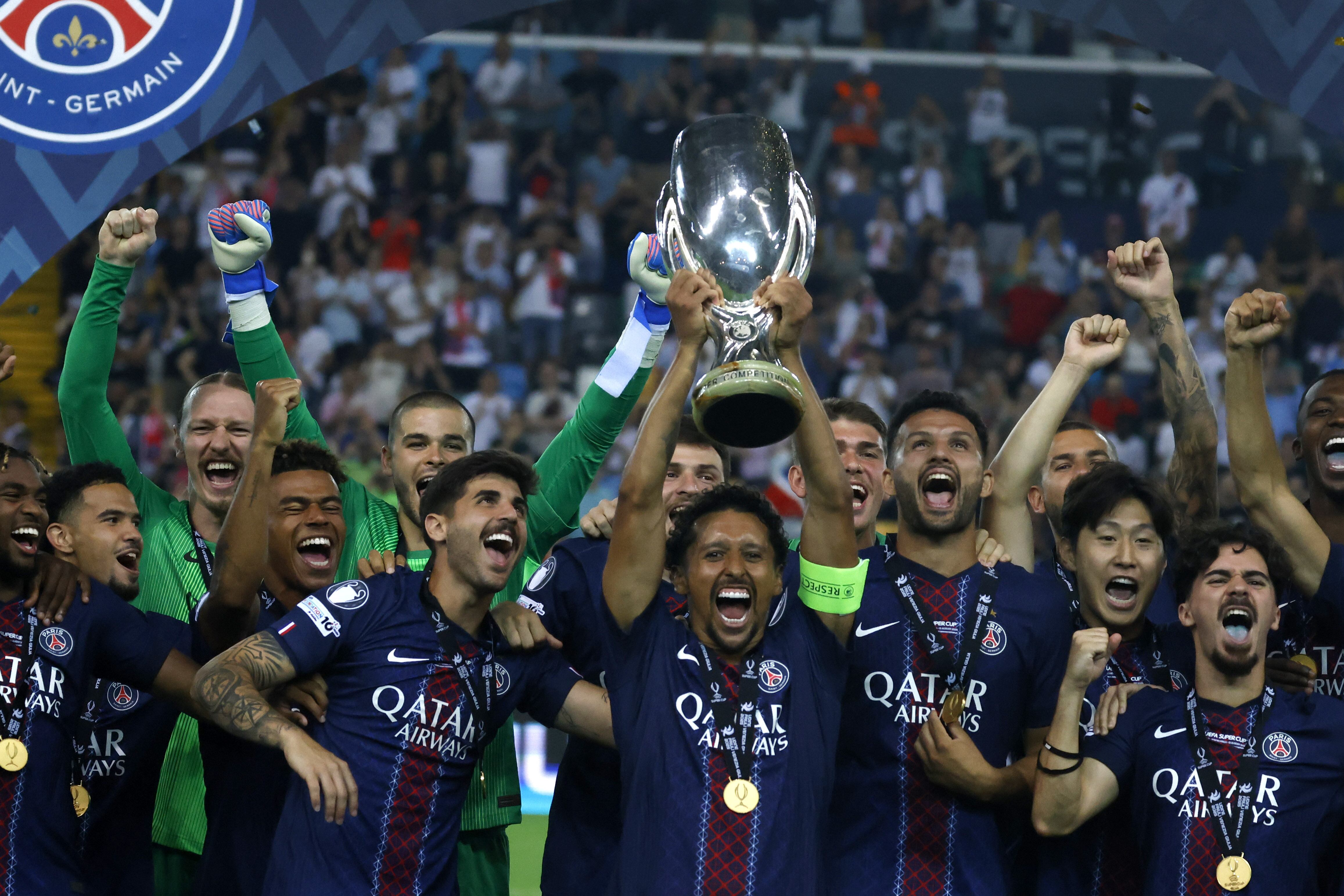 Marquinhos, del París Saint-Germain, sostiene el trofeo de la Supercopa de la UEFA  en el Stadio Friuli de Udine, Italia, el 13 de agosto de 2025. (Foto de Riccardo De Luca/Anadolu vía Getty Images)
