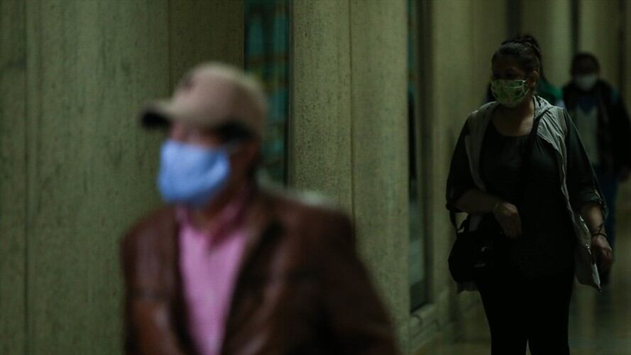 En total serían 234 personas las que se reintegrarían al trabajo presencial distribuidas en dos turnos, de 7:00 A.M. a 3:00 P.M. y de  9:00 A.M. a 6:00 P.M.. Foto: Colprensa