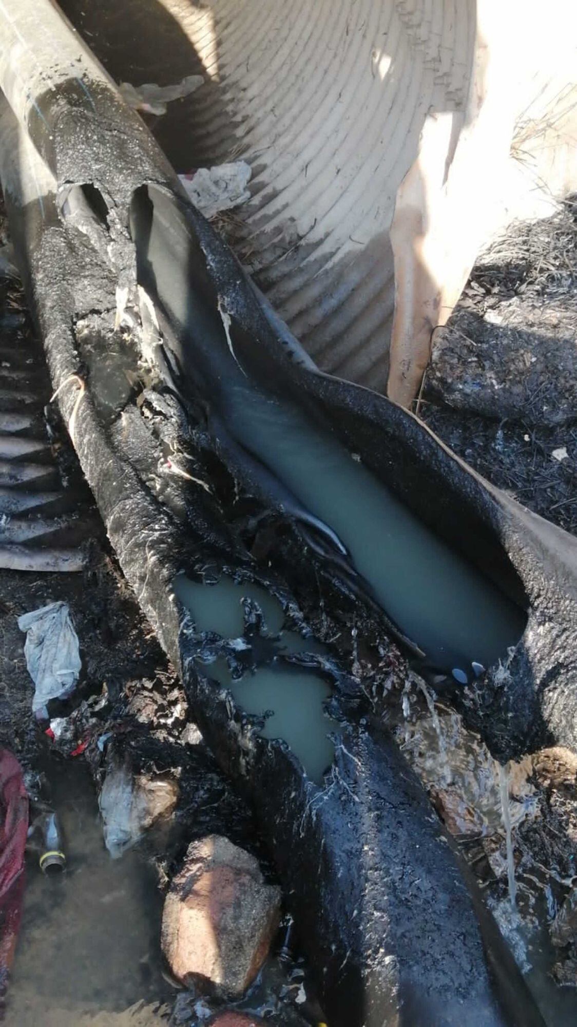 Tuberías del sistema de alcantarillado quemadas / Essmar 