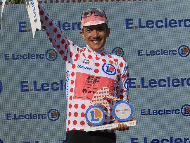 Col De La Couillole (France), 20/07/2024.- Ecuadorian rider Richard Carapaz of EF Education - EasyPost celebrates on the podium wearing the best climber's Polka Dot jersey following the 20th stage of the 2024 Tour de France cycling race over 132km from Nice to Col de la Couillole, France, 20 July 2024. (Ciclismo, Francia, Niza) EFE/EPA/GUILLAUME HORCAJUELO