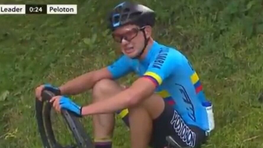 Germán Gómez no pudo recibir ayuda tiempo cuando sufrió un pinchazo en una de las llantas de su bicicleta.. Foto: