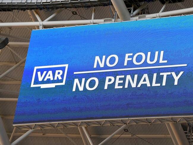 Escuche la conversación entre el VAR y el árbitro que reversó un penal contra Colombia