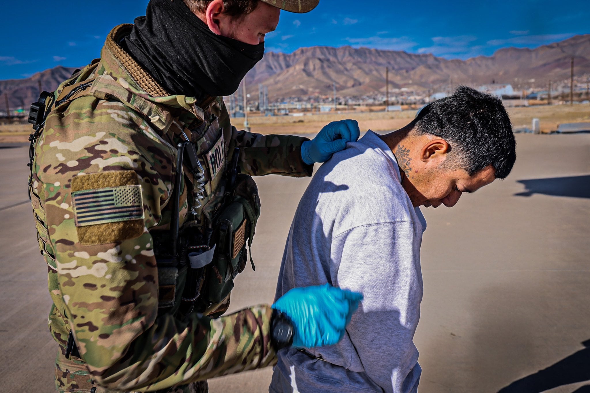 SAN ANTONIO (TX, EEUU), 10/02/2025.- Fotografía cedida por el Departamento de Seguridad Nacional (DHS) donde aparece un agente guiando al migrante venezolano Luis Alberto Castillo hacia un avión militar par ser transportado a la base naval de Guantánamo en Cuba.