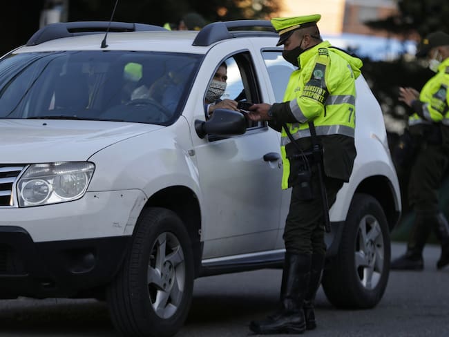 Policía de tránsito revisando papeles a un conductor (Colprensa)