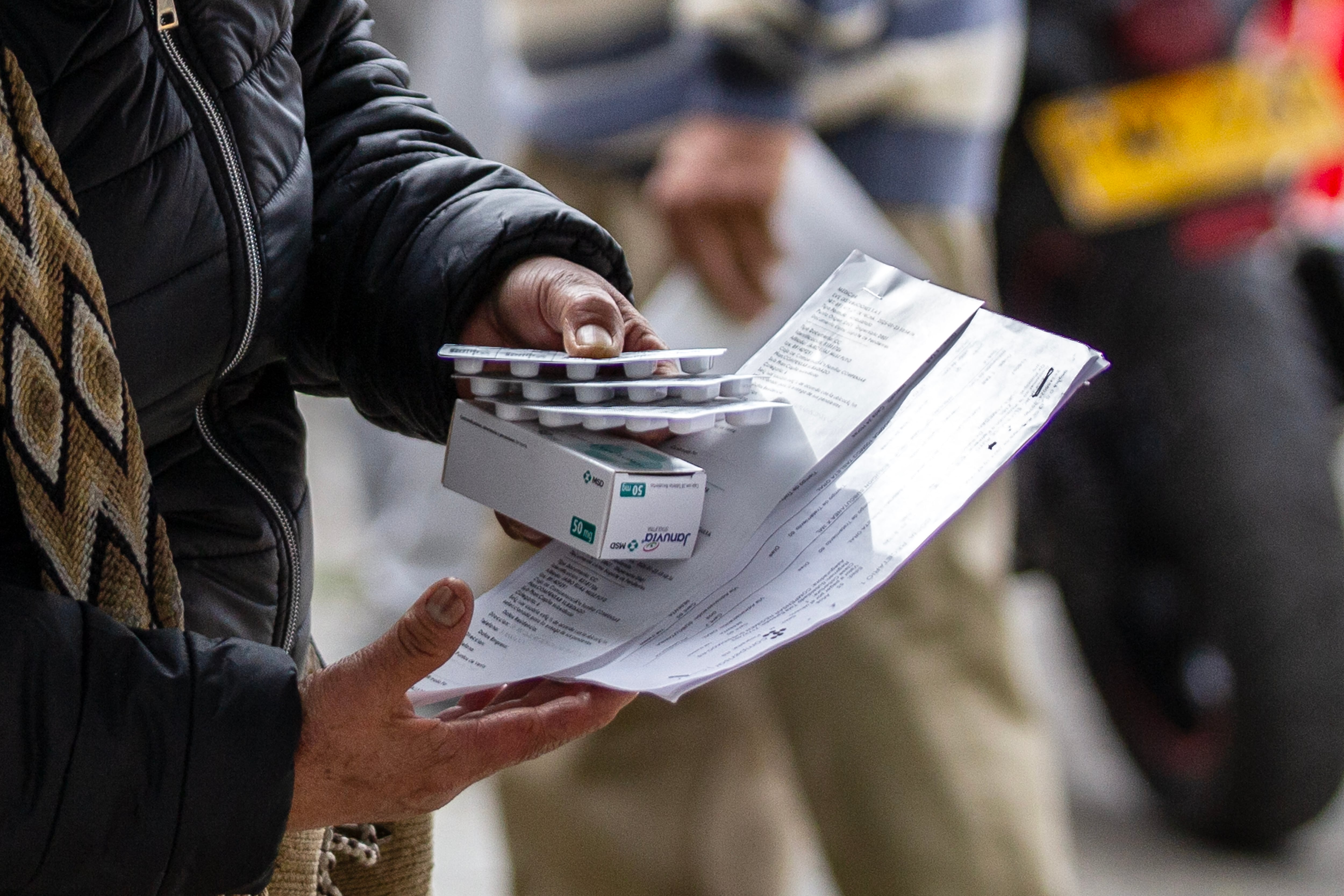 Imagen de referencia de una mujer observando medicamentos recetados a través de una fórmula. AFP vía Getty Images