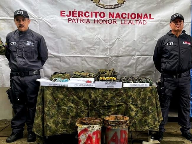 Los objetos se encontraban ocultos en dos canecas que estaban enterradas en Buenos Aires, Cauca. Crédito: Fiscalía.