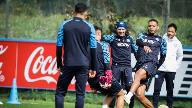 Napoli (Italy), 11/03/2024.- Napoli'Äôs defender Mario Rui (C) and Napoli'Äôs defender Juan Jesus (R) attend a team training session in Castel Volturno, Italy, 11 March 2024. SSC Napoli will face FC Barcelona in their UEFA Champions League Round of 16, second leg match on 12 March 2024. (Liga de Campeones, Italia) EFE/EPA/CESARE ABBATE