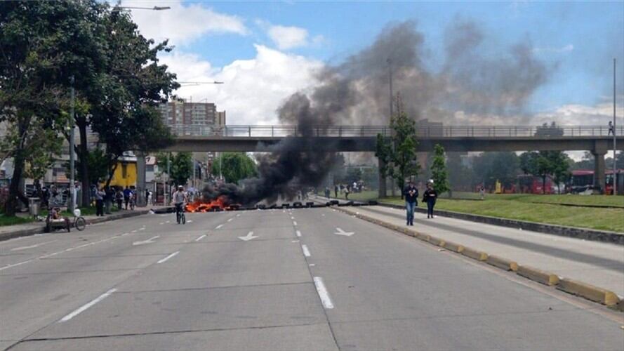 Comerciantes del sector de mecánica automotriz protestaron este viernes en Bogotá en contra de las medidas de reapertura escalonada en la ciudad. Foto: Cortesía