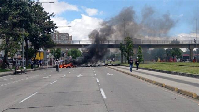 Comerciantes del sector de mecánica automotriz protestaron este viernes en Bogotá en contra de las medidas de reapertura escalonada en la ciudad. Foto: Cortesía