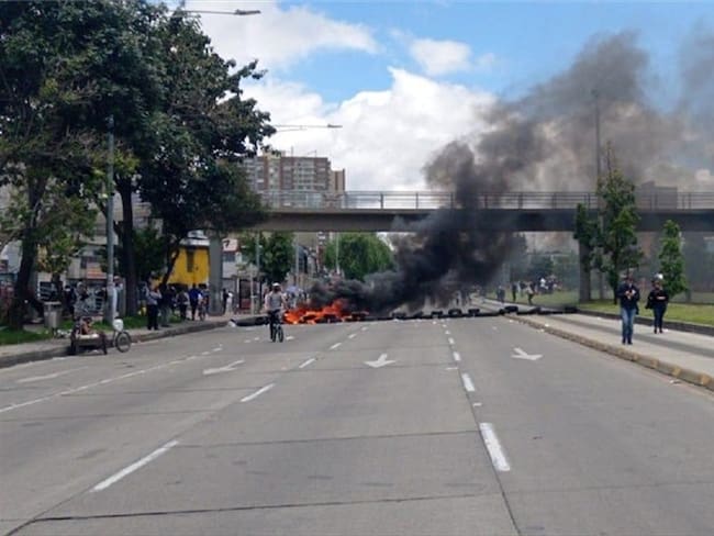 Comerciantes del sector de mecánica automotriz protestaron este viernes en Bogotá en contra de las medidas de reapertura escalonada en la ciudad. Foto: Cortesía
