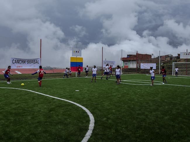 Cancha sintética en Bogotá. Foto: Colprensa.