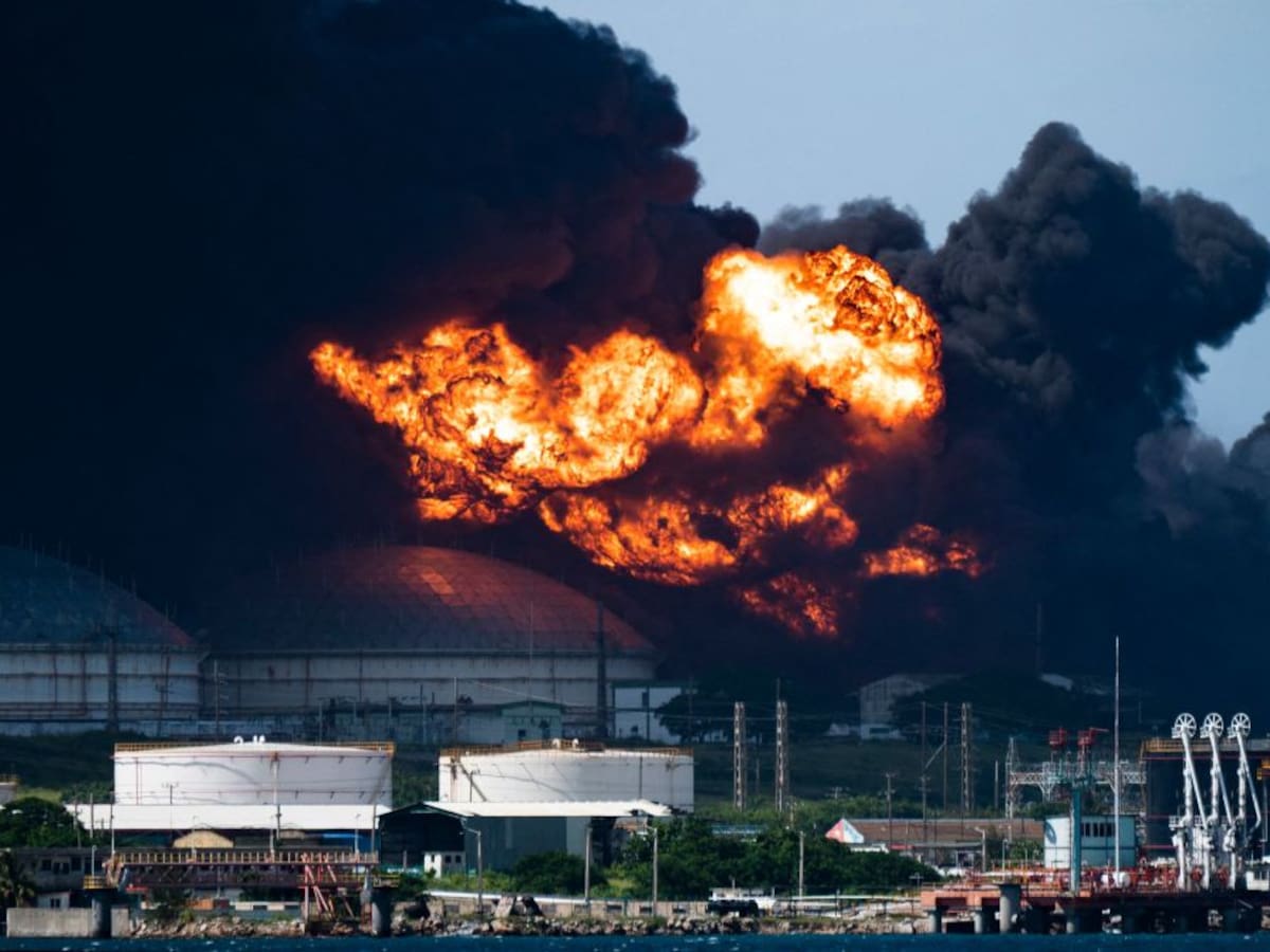 Se mantiene la lucha contra el grave incendio industrial desatado en Cuba