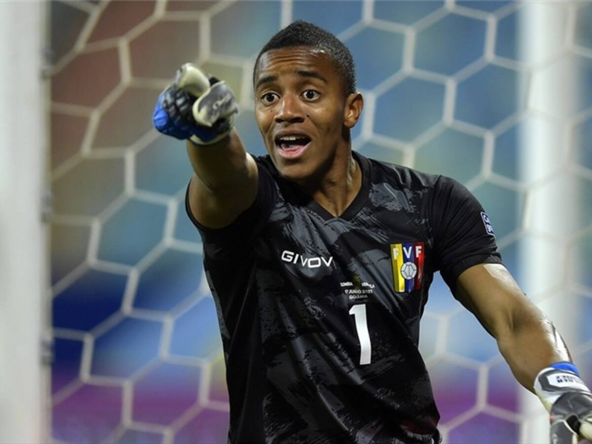 Impresionante atajada de Faríñez a remate de chilena de Matheus Uribe