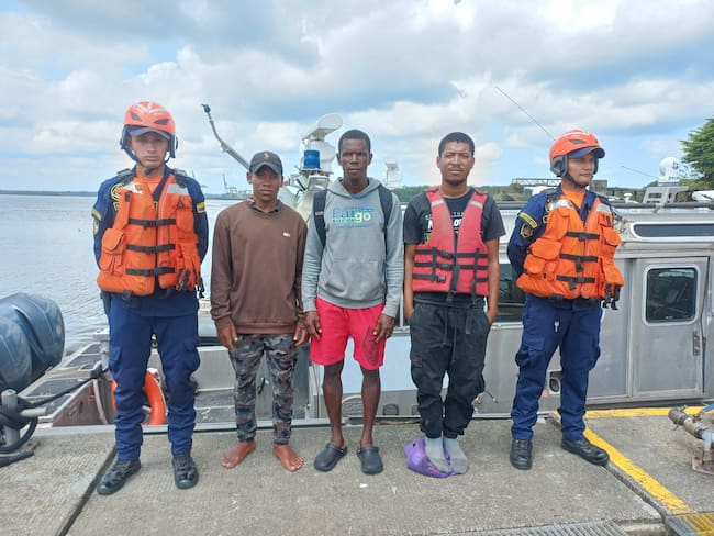 Náufragos panameños rescatados. Foto: Armada Nacional