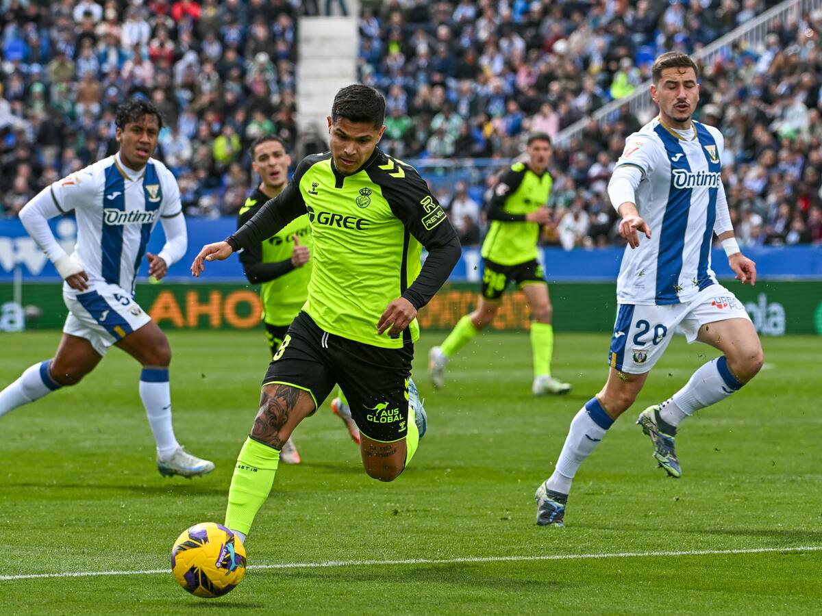Video: golazo del ‘Cucho’ Hernández para la victoria del Real Betis en LaLiga