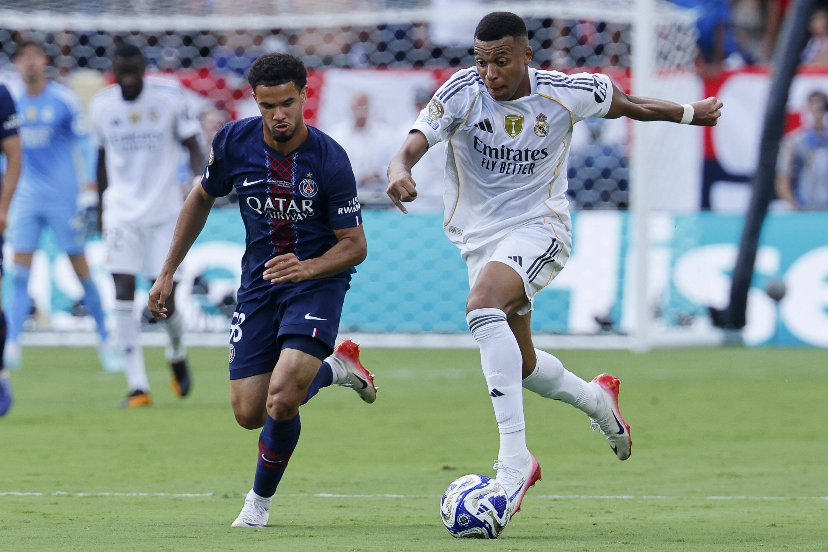 Zaire-emery y Kylian Mbappe en el juego entre PSG y Real Madrid por semifinales del Mundial de Clubes. Foto: EFE/EPA/CJ GUNTHER