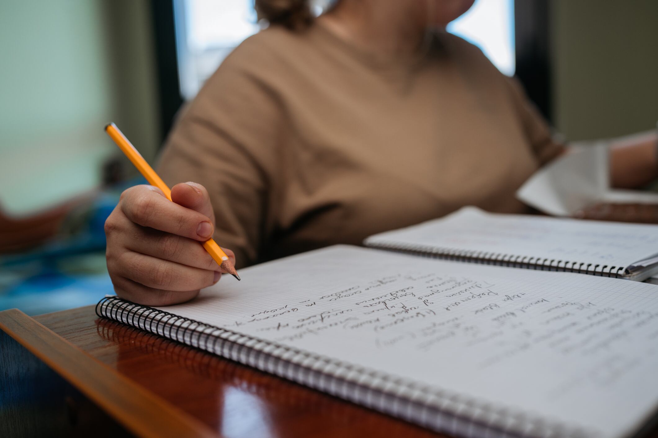 Imagen de referencia de persona con cuaderno. Foto: Getty Images