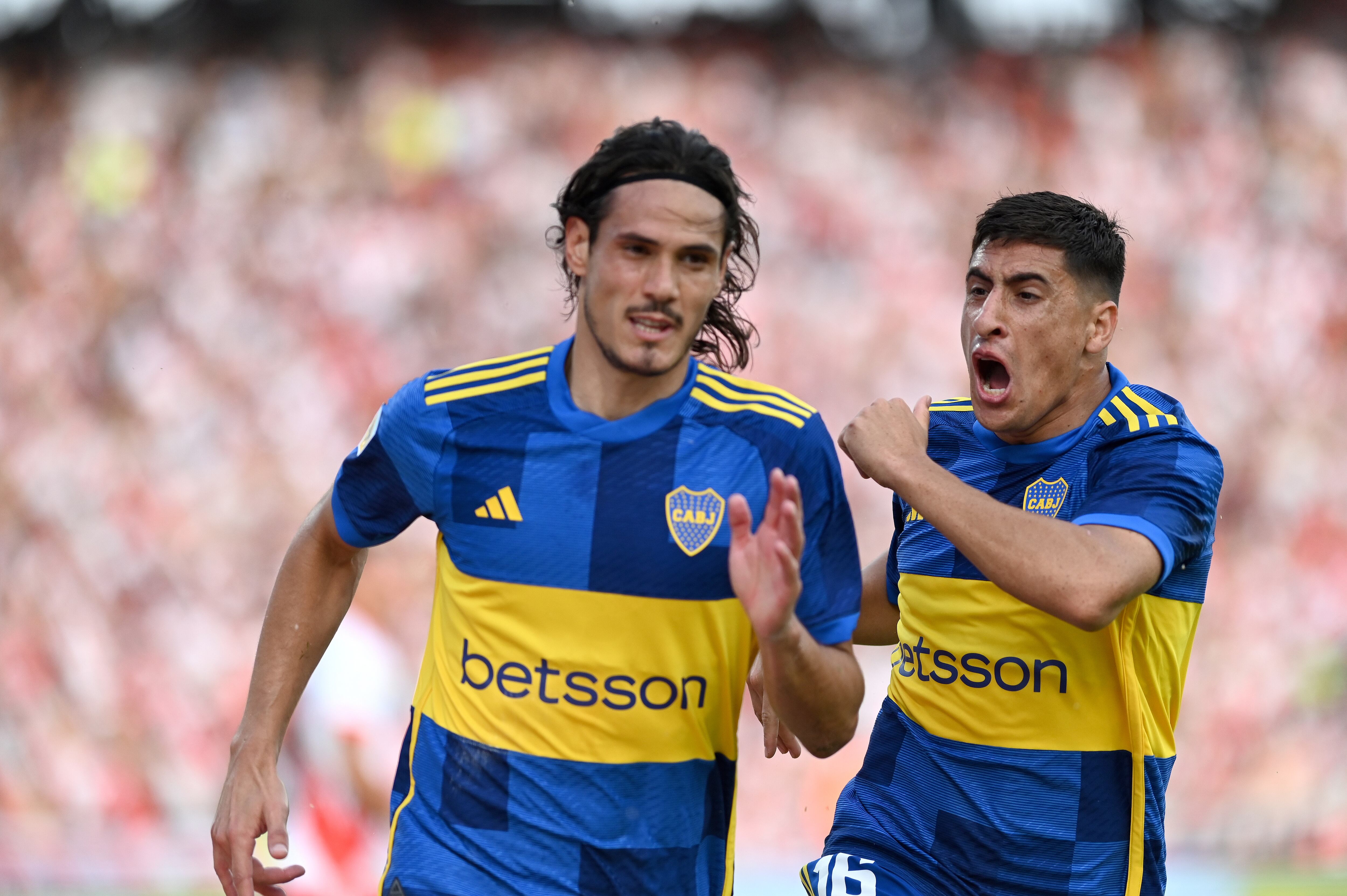 Edinson Cavani (i) de Boca celebra gol ante River | Foto: EFE
