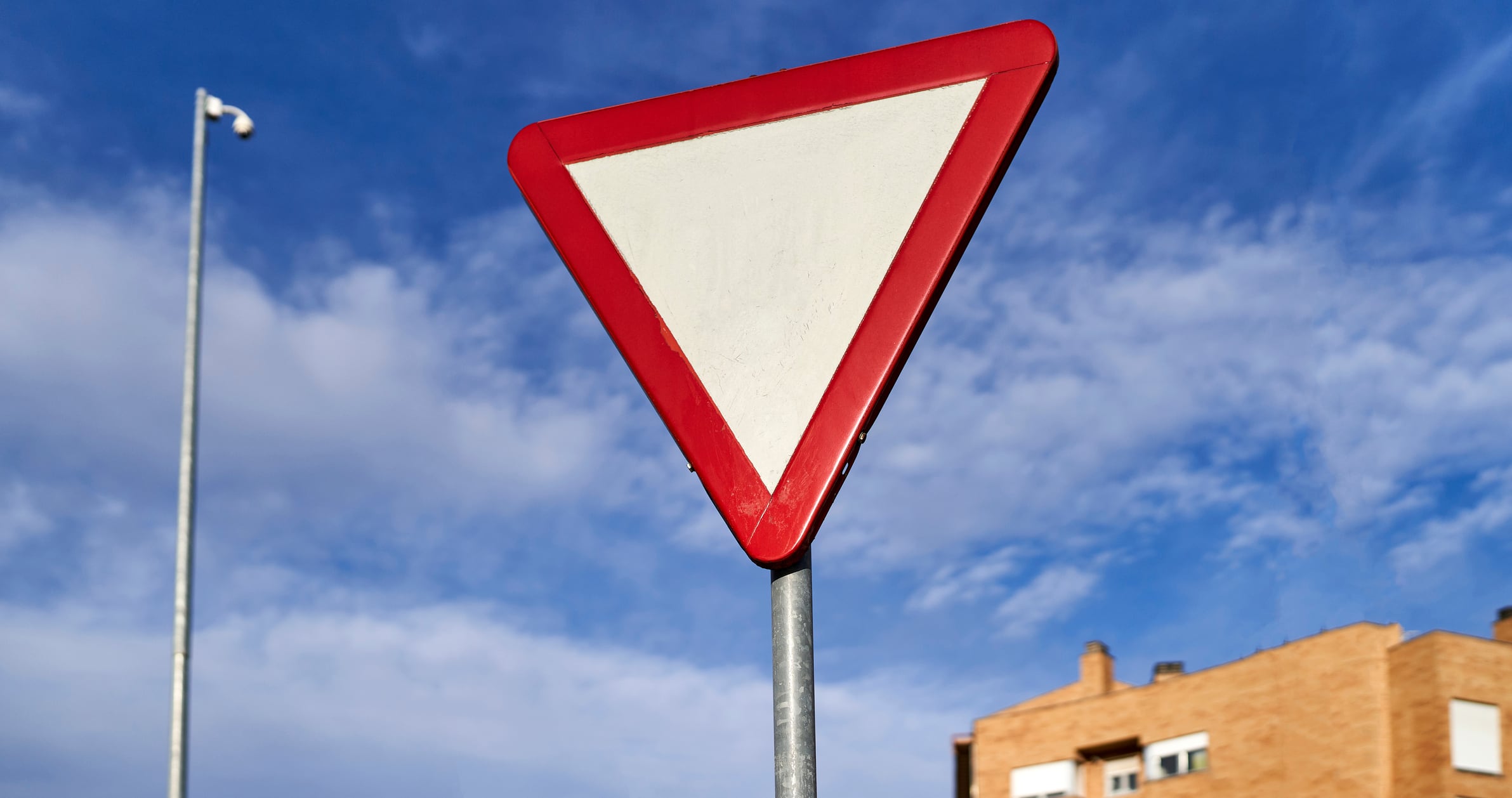 Señal de tránsito de un triángulo al revés. Foto: Getty Images.