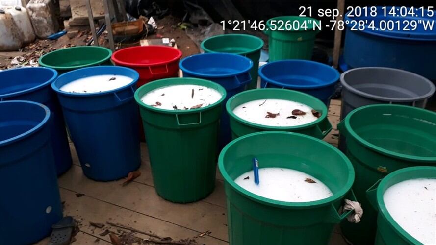 Dentro de unas canecas plásticas, se encontraron 1.200 kilos de clorhidrato de cocaína en solución. El proceso de decantación y secado para extraer los químicos estaba casi listo. Foto: Policía Antinarcóticos