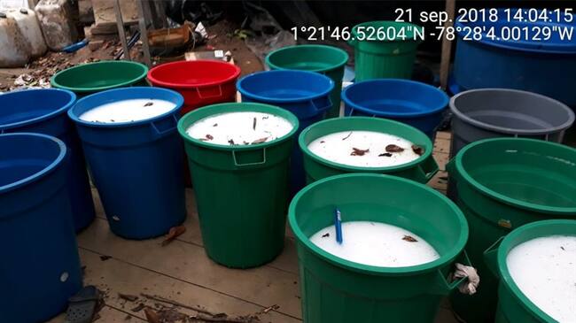Dentro de unas canecas plásticas, se encontraron 1.200 kilos de clorhidrato de cocaína en solución. El proceso de decantación y secado para extraer los químicos estaba casi listo. Foto: Policía Antinarcóticos