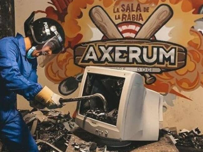 En España abren la primera “sala de ira” donde uno puede romper todo lo que quiera