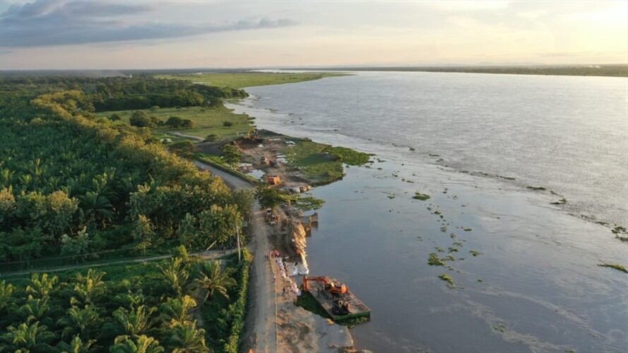 Según la ministra, el propósito del dragado es inducir el caudal del río hacia el brazo izquierdo. Foto: Twitter: @orozco_angela