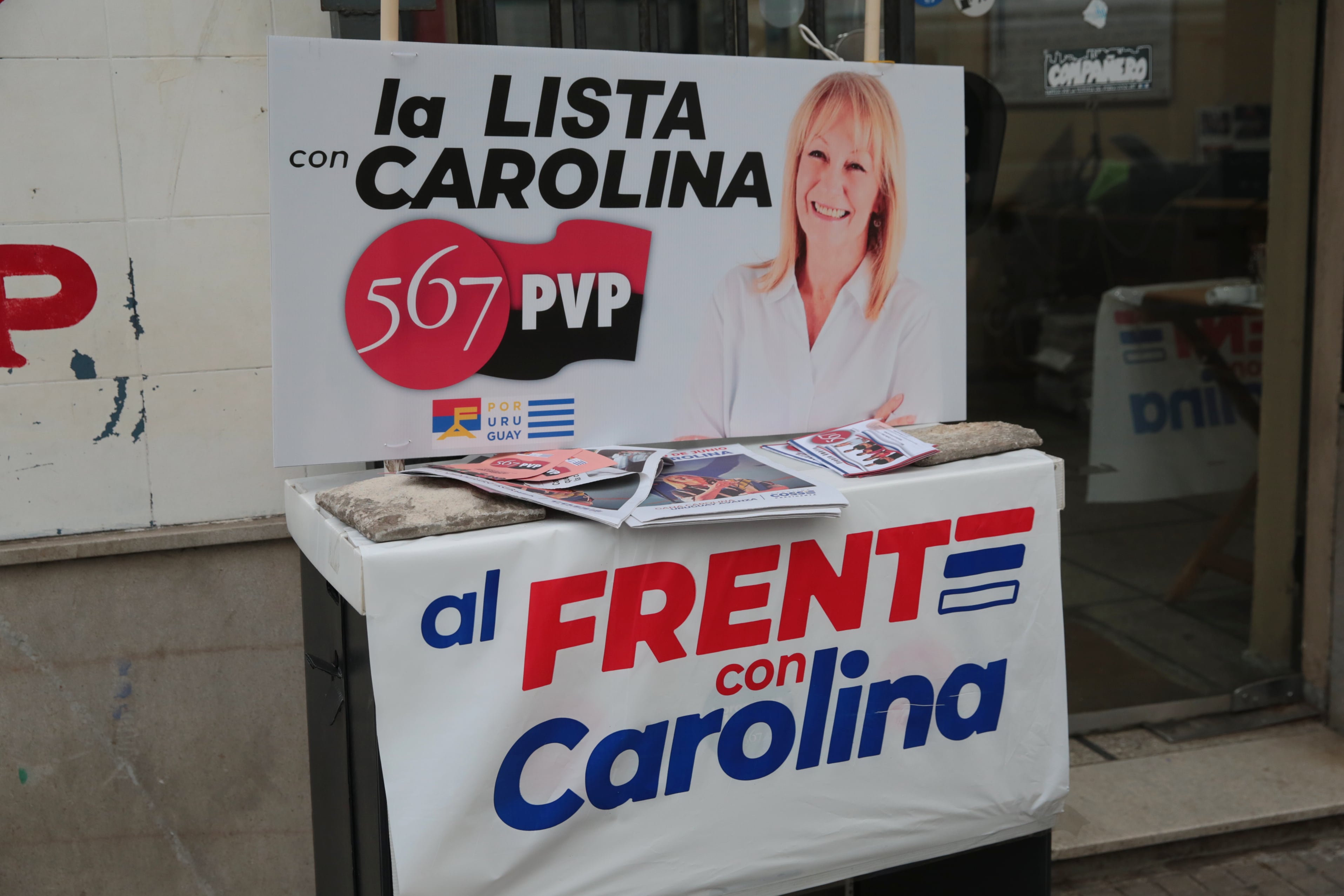 AME7323. MONTEVIDEO (URUGUAY), 28/06/2024.- Fotografía donde se observa un puesto con listas de la precandidata a la presidencia de Uruguay por el izquierdista Frente Amplio, Carolina Cosse, el jueves 27 de junio de 2024, en Montevideo (Uruguay). A 48 horas de las Elecciones Internas, Uruguay comenzó a vivir este viernes la veda electoral, por lo que los partidos no podrán llevar a cabo actos de propaganda proselitista.EFE/ Alejandro Prieto