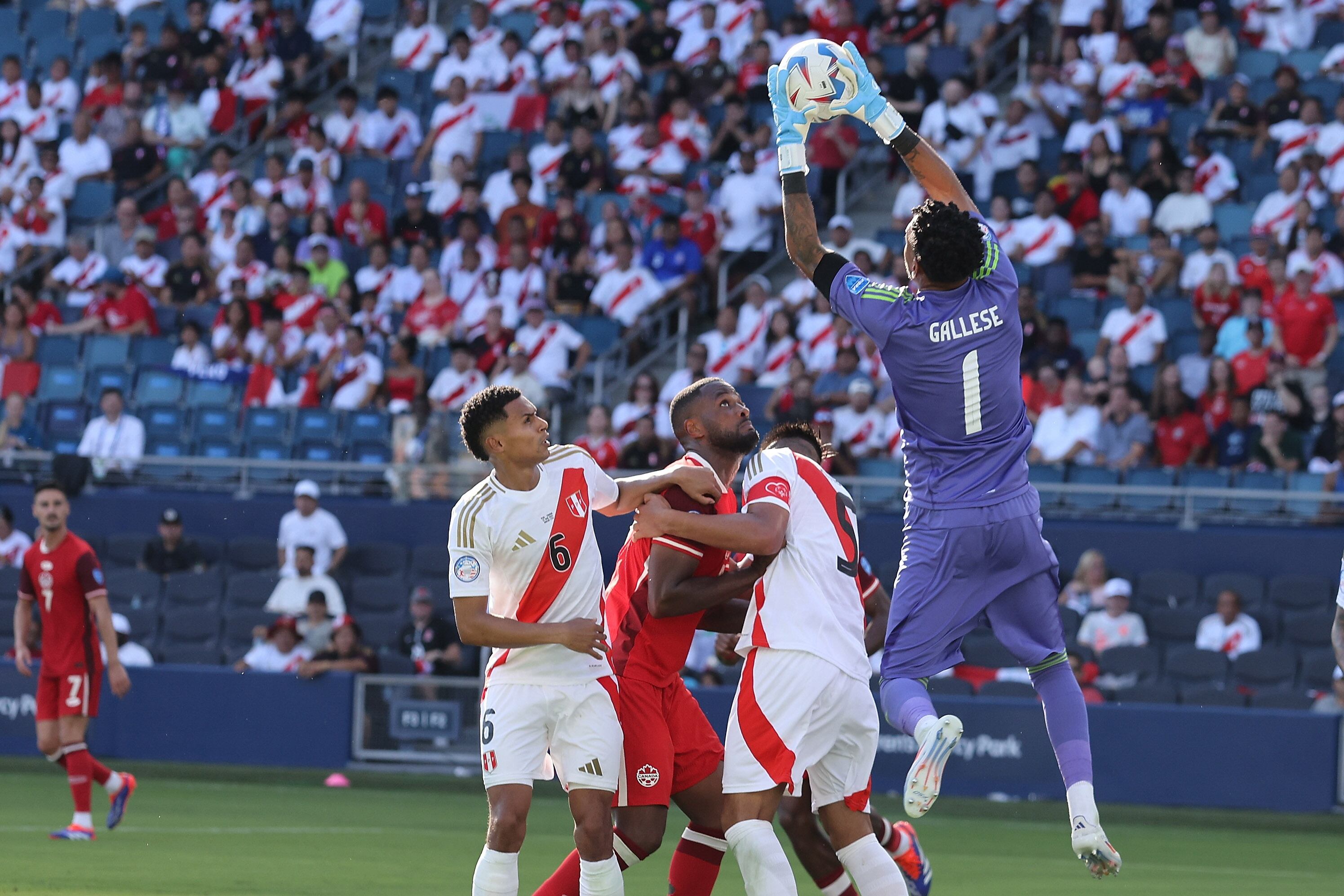 Kansas City (United States), 25/06/2024.- Peru goalkeeper Pedro Gallese (R) controls the ball over Peru defender Marcos Lopez (L) Canada forward Cyle Larin (2-L) and Peru defender Carlos Zambrano (2-R) during the second half of the CONMEBOL Copa America 2024 group A match between Peru and Canada, in Kansas City, Kansas, USA, 25 June 2024. EFE/EPA/WILLIAM PURNELL