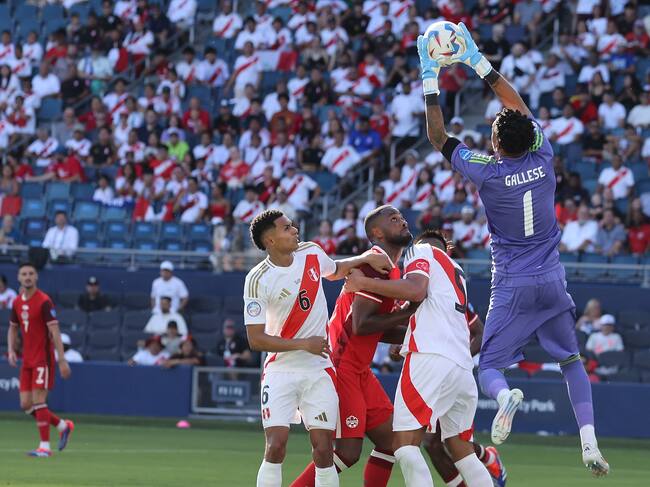 Kansas City (United States), 25/06/2024.- Peru goalkeeper Pedro Gallese (R) controls the ball over Peru defender Marcos Lopez (L) Canada forward Cyle Larin (2-L) and Peru defender Carlos Zambrano (2-R) during the second half of the CONMEBOL Copa America 2024 group A match between Peru and Canada, in Kansas City, Kansas, USA, 25 June 2024. EFE/EPA/WILLIAM PURNELL